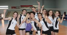Genç kız voleybolda müthiş maçlar!