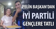 Pelin başkan gençlere tatlı ikram etti