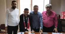 Gölcükspor’da 5 genç isim profesyonel oldu