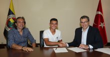 İzmitli Melih Fenerbahçe’de profesyonel oldu