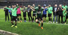 Futbolcuların suratına kan, oyununa ruh gelmiş!