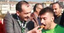 Kocaelispor antrenmanına Ak Parti İzmit çıkarması