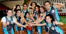 Küçük Kız Basketbolda sıra elemelerde
