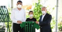 Kocaman’dan şampiyonlara Türk Bayrağı ve Kocaelispor forması!