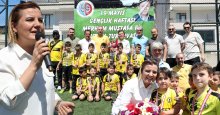 Başkan Hürriyet minik futbolcularla unutulmaz bir gün geçirdi