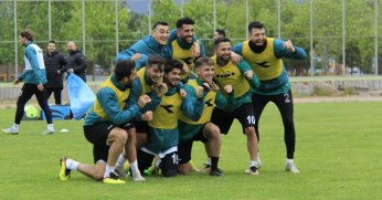 Ciddiyeti bırakmıyorlar… İyi de yapıyorlar…