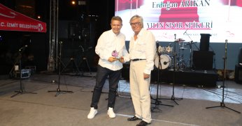 Duayen spiker Erdoğan Arıkan'a ödül