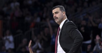 Doğru… Sen Ergin Ataman değilsin… Olamazsın da…