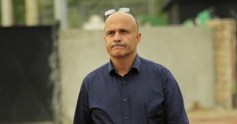 Yenilgiye kızdı, elini çatlattı 