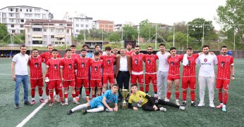 Derince Birlikspor’a kupayı Başkan Gökçe takdim etti