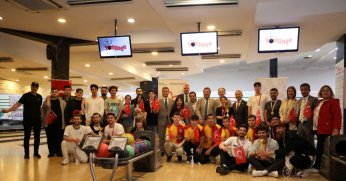 İzmitli gençler 19 Mayıs'ı bowling oynayarak kutladı