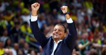 Yunan taraftarı, TÜRK antrenörünü, TÜRK'e karşı savundu! 