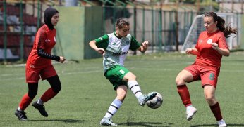 Kız futbolcular fırtına gibi 