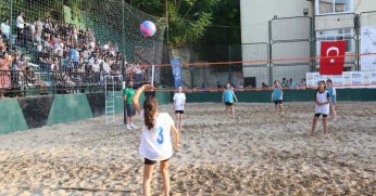 Gölcük'te sıradaki eğlence... Plaj voleybolu... 