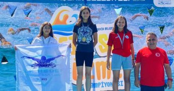 Körfezli yüzücüler kürsüden inmiyor