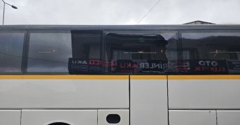 9 kişilik Karamürsel’e yenildiler… Üstüne otobüsü taşladılar!