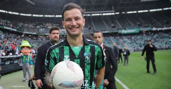 3 gol attığı maçın topunu eve götürdü!