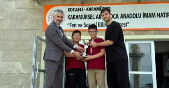 Karamürselli tekvandocular kupalarını okul müdürüne götürdüler