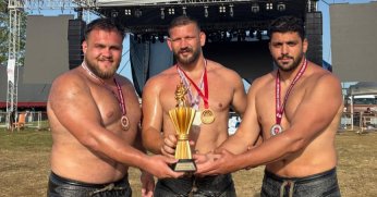 Gölcük Belediyespor’un pehlivanları kürsüden inmiyor