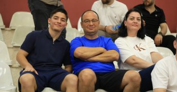 Ege Bilim arkadaşlarını yalnız bırakmadı