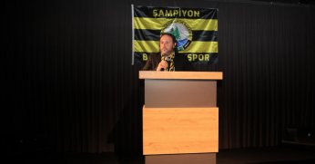 Emin Erol bayrağı devrediyor