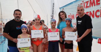 İzmitli minik yüzücülerin sertifika sevinci!