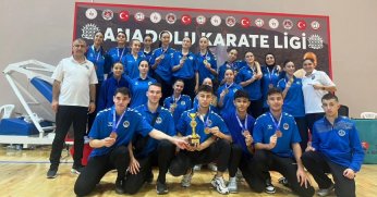 Kağıtsporlu karateciler madalyaları sildi süpürdü