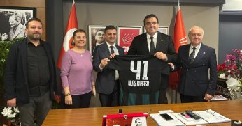 Ulaş Yıldız’dan CHP’li vekile Kocaelispor forması