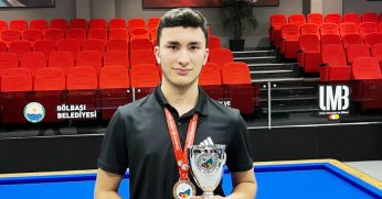 İzmitli bilardocu Ahmet Kerem Yıldırım kürsüden inmiyor!