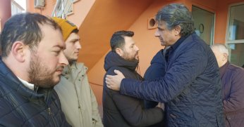 Engin kardeşler annelerini son yolculuğuna uğurladı