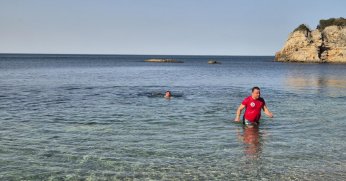 Şaka değil! Dağcılar, Kandıra’da şubat ayında denize girdi!