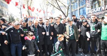 Çarşıyı omuz omuza turladılar