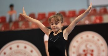 Minik cimnastikçiler ŞOV YAPTI