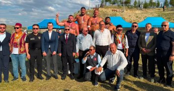 Kağıtsporlu pehlivanlar kürsüden inmedi