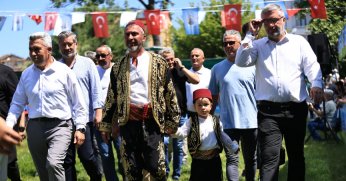 Erhan Başaran ağaya sevgi gösterisi