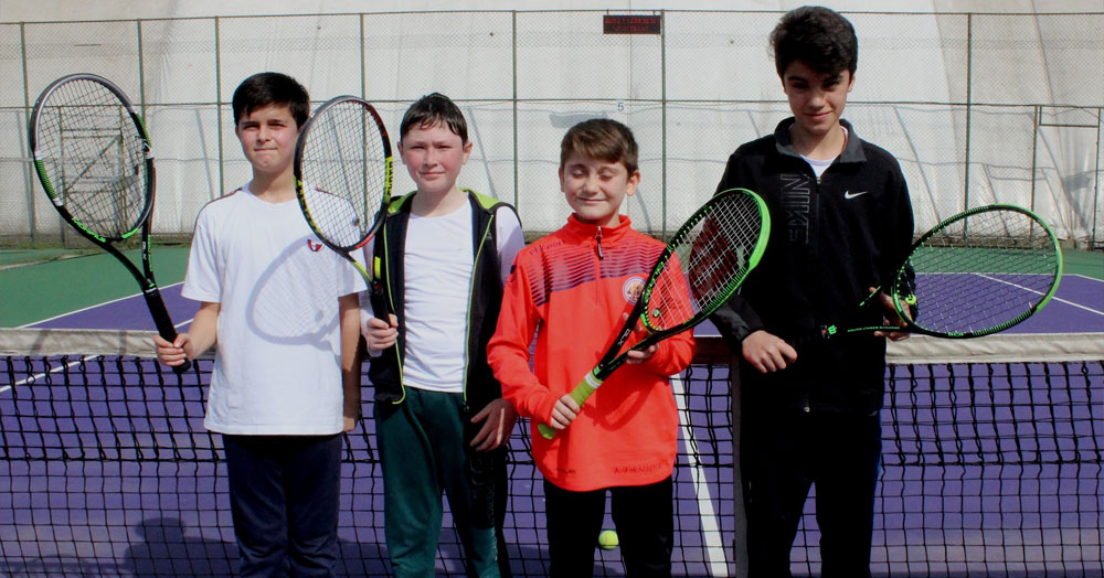 Öğrenciler tenisi seviyor