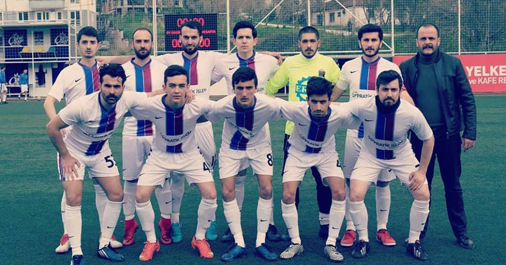 Savaş Demir futbolcularını kutladı