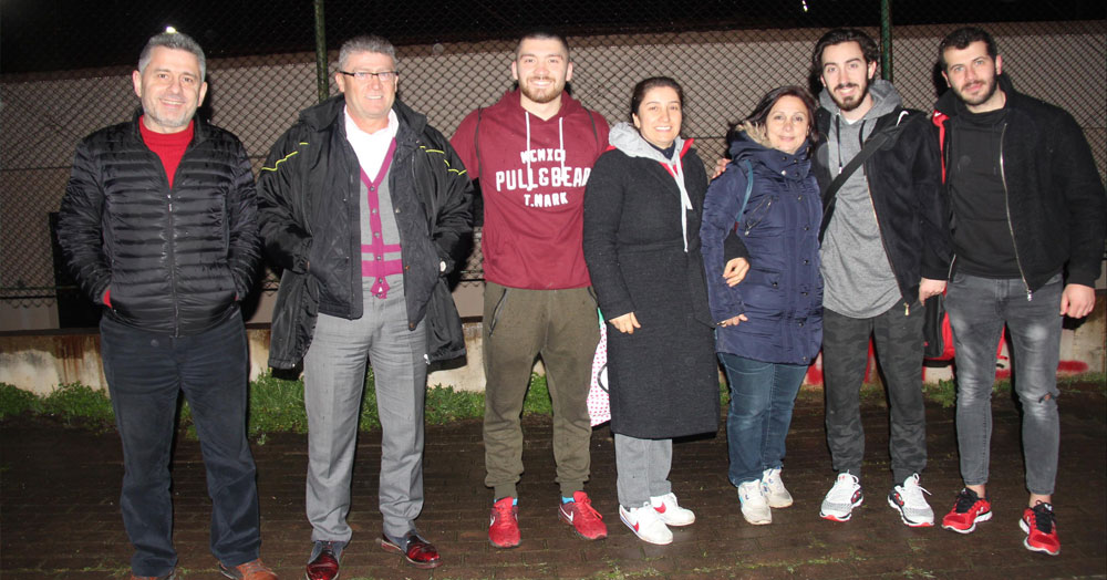 Aileler tribünlerin rengi oluyor