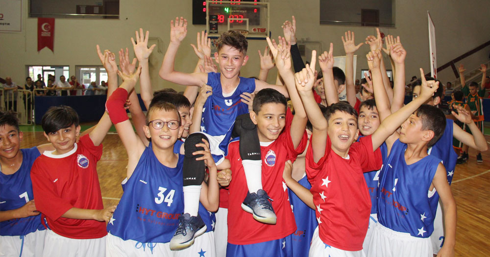 Atatürk'e kupa yağdı!