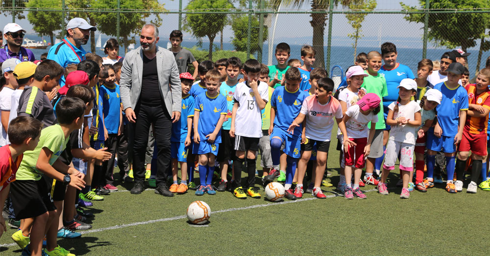 Karamürsel’de futbol şenliği başladı