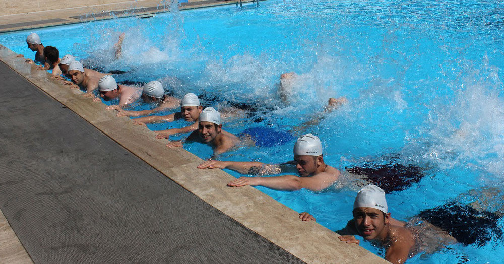 Beyaz Kalpler yüzme öğreniyor