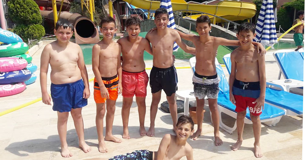 İzmit GB’li futbolcular bol bol yüzüyor