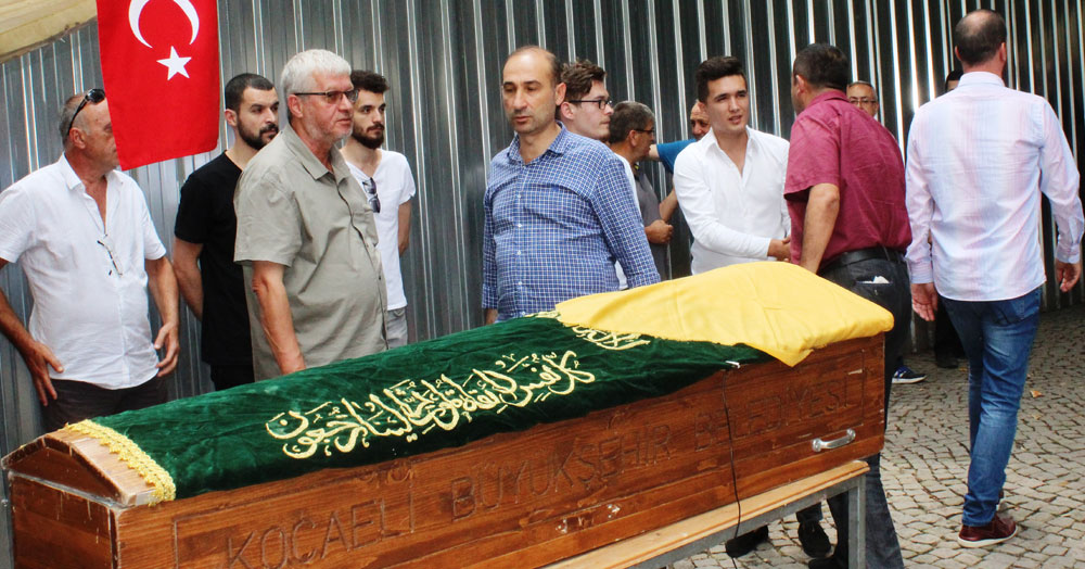 Ali Okumuş, annesine son görevini yaptı