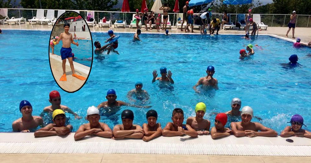 Küçük futbolcuların havuz keyfi bir başka