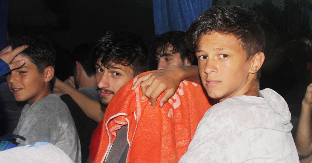 Abileri kardeşlerine yardımcı oldu