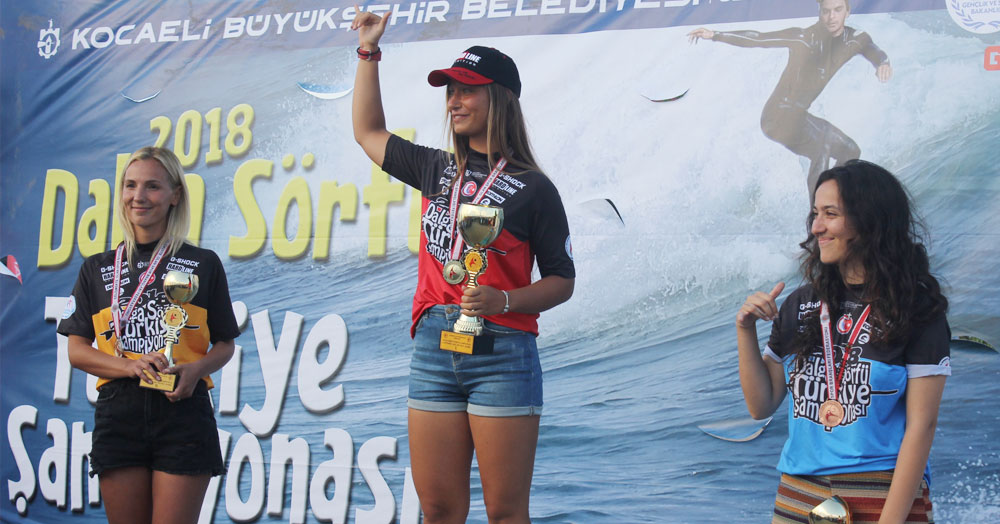 Dalgaları aştılar, madalyaları kaptılar