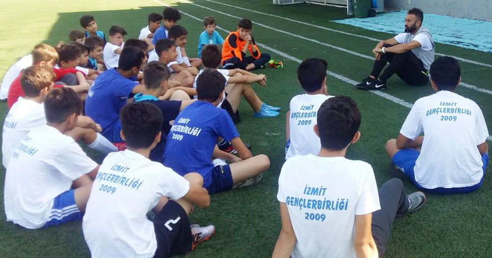 Uğur Yasan, İzmit GB’li futbolcularla buluştu