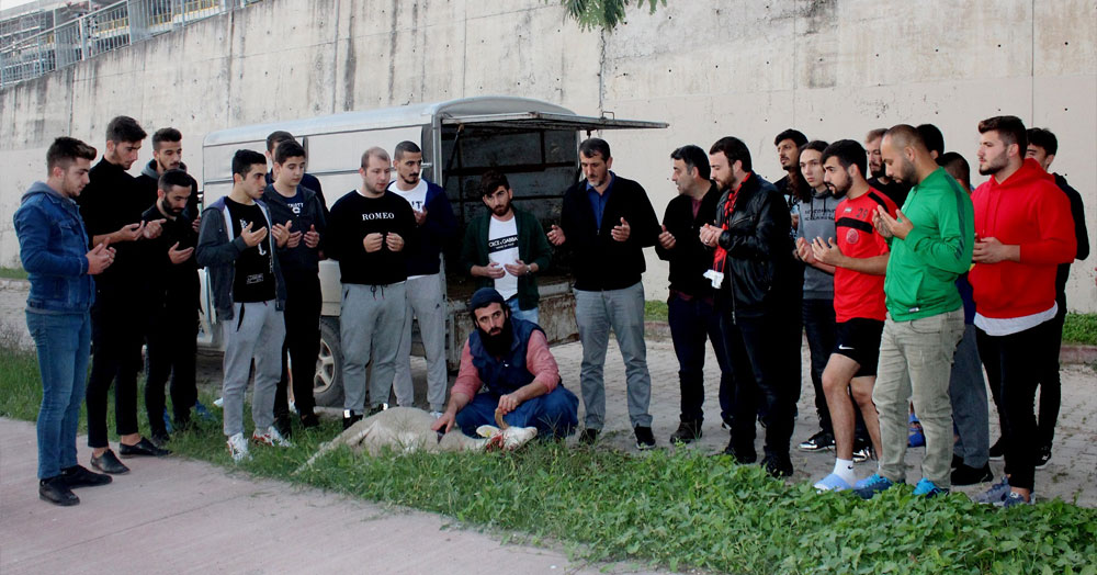 Sakata gelen Bağdat kurban kesti