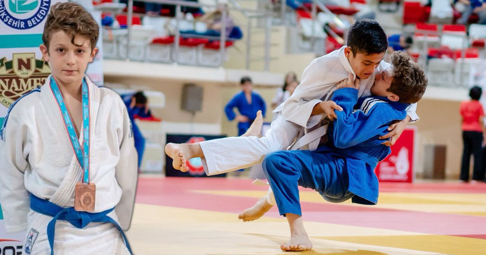 Ahmet Efe tuttuğunu fırlattı