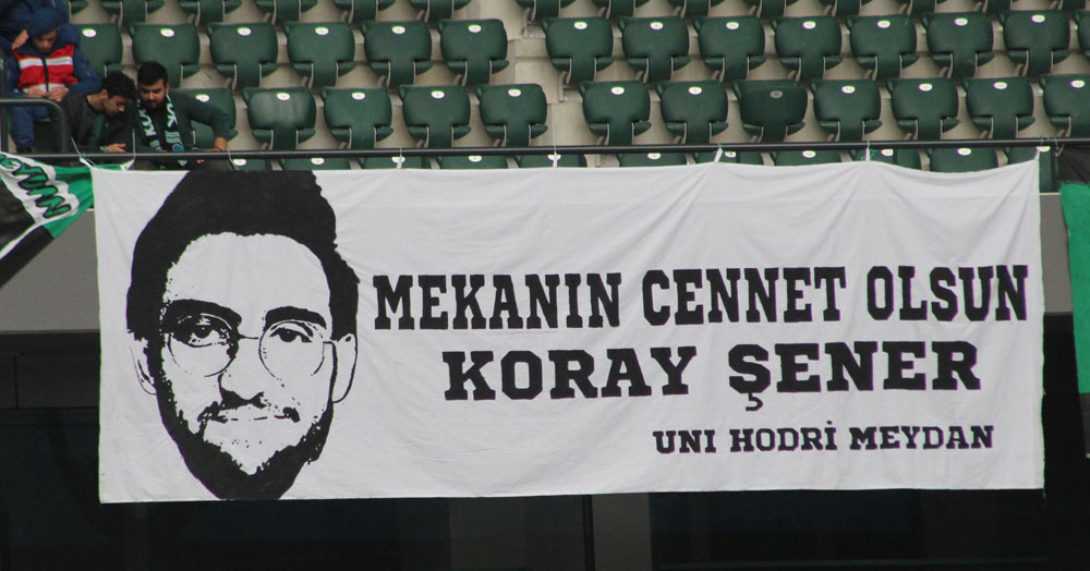 Merhum Koray Şener için pankart!